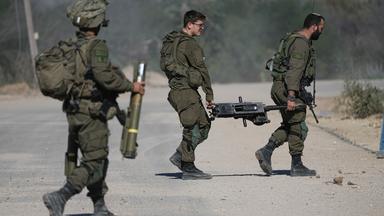 Israelische Soldaten tragen Kampfausrüstung bei ihrer Rückkehr aus dem Gazastreifen an der Grenze zwischen Israel und Gaza.