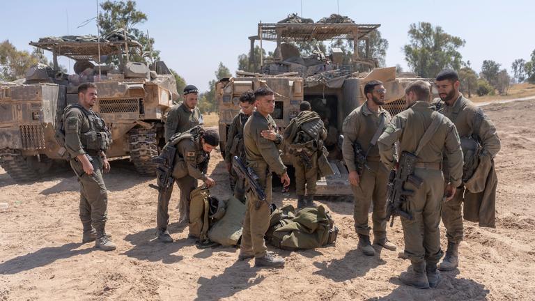 Nahostkonflikt: Israelische Streitkräfte stehen bei einem Mansschaftstransporter
