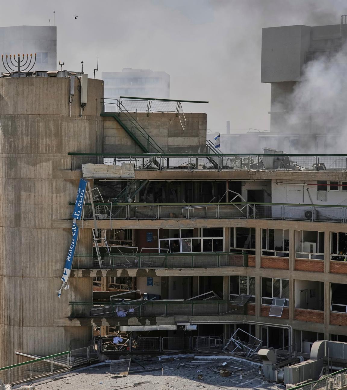 Rauch steigt aus einem Gebäude des Soroka-Krankenhauskomplexes auf, nachdem es am Donnerstag, dem 19. Juni 2025, in Beerscheba (Israel) von einer aus dem Iran abgefeuerten Rakete getroffen wurde.