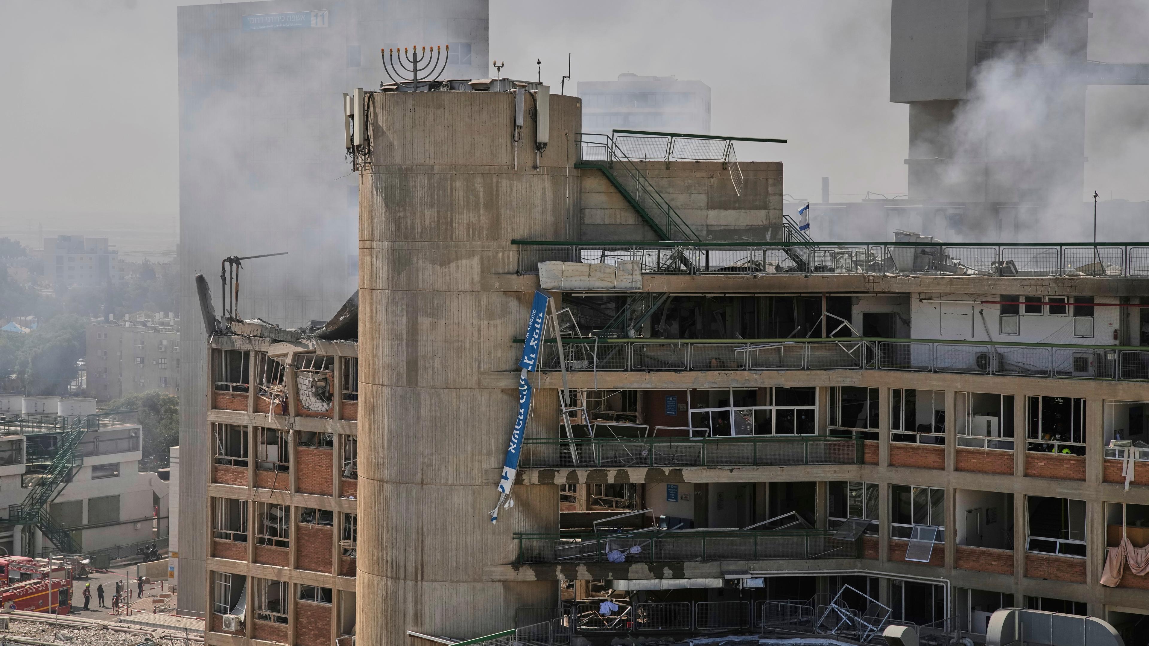Rauch steigt aus einem Gebäude des Soroka-Krankenhauskomplexes auf, nachdem es am Donnerstag, dem 19. Juni 2025, in Beerscheba (Israel) von einer aus dem Iran abgefeuerten Rakete getroffen wurde.