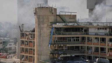 Rauch steigt aus einem Gebäude des Soroka-Krankenhauskomplexes auf, nachdem es am Donnerstag, dem 19. Juni 2025, in Beerscheba (Israel) von einer aus dem Iran abgefeuerten Rakete getroffen wurde.