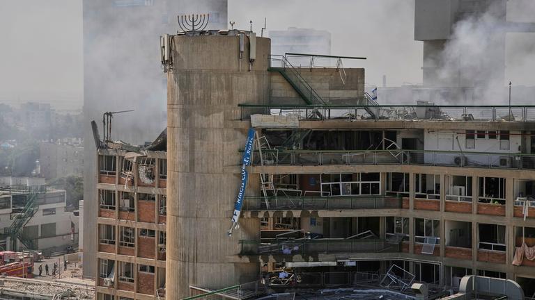 Rauch steigt aus einem Gebäude des Soroka-Krankenhauskomplexes auf, nachdem es am Donnerstag, dem 19. Juni 2025, in Beerscheba (Israel) von einer aus dem Iran abgefeuerten Rakete getroffen wurde.