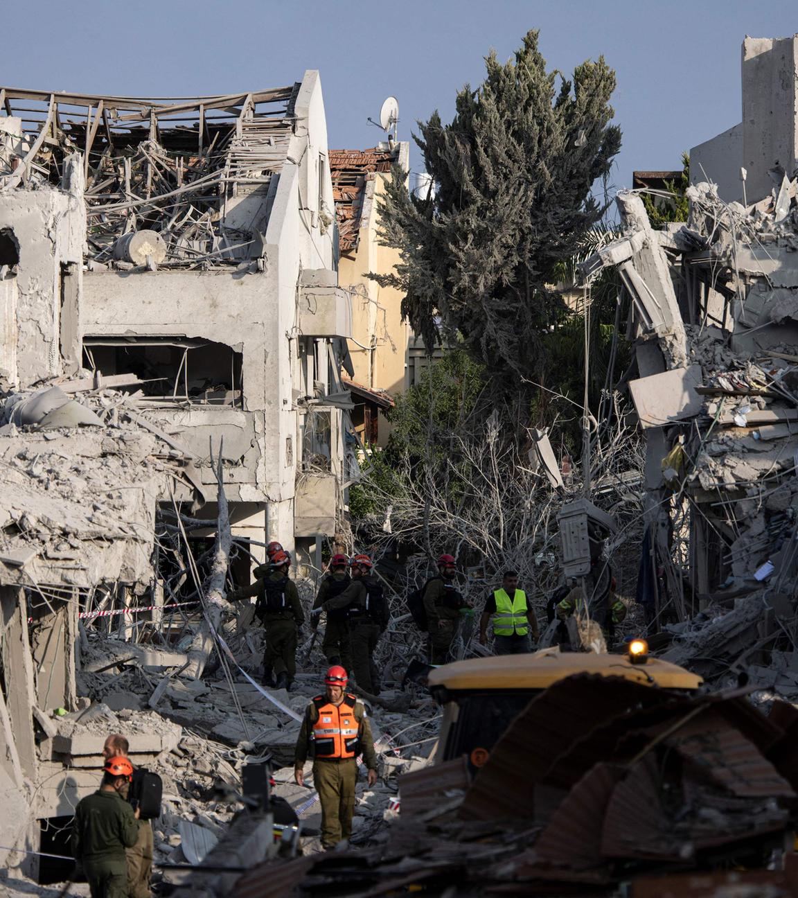 Israelische Rettungskräfte untersuchen am 14. Juni 2025 südlich von Tel Aviv einen Ort, der von einer aus dem Iran abgefeuerten Rakete getroffen wurde.