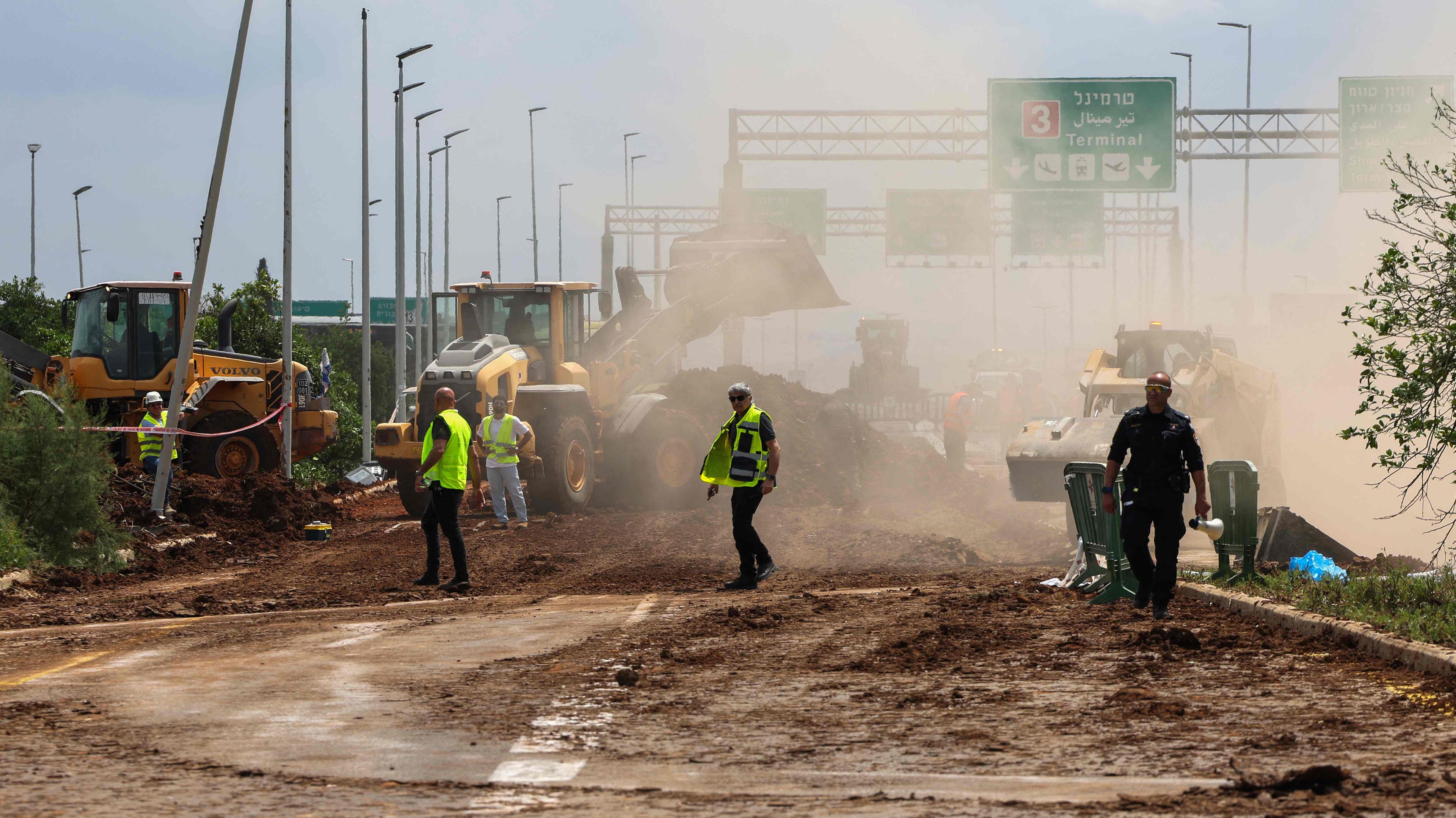 Israelische Rettungskräfte räumen eine Straße vor dem israelischen Ben-Gurion-Flughafen, nachdem am 4. Mai 2025 eine aus dem Jemen abgefeuerte Rakete in der Nähe der Anlage eingeschlagen war. 