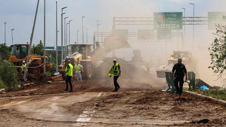 Israelische Rettungskräfte räumen eine Straße vor dem israelischen Ben-Gurion-Flughafen, nachdem am 4. Mai 2025 eine aus dem Jemen abgefeuerte Rakete in der Nähe der Anlage eingeschlagen war. 