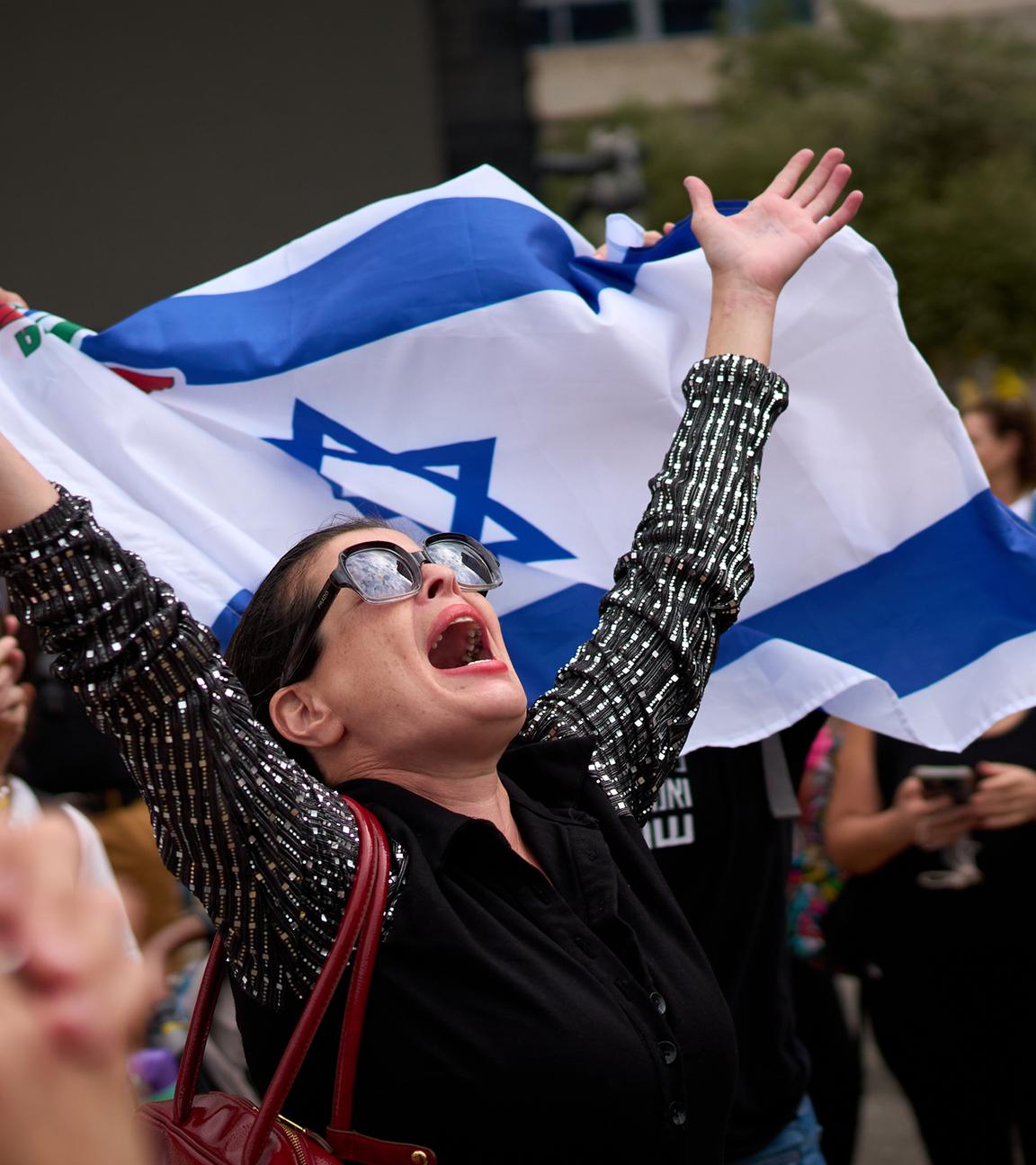 Die Menschen reagieren, während sie feiern, nachdem auf einem als Geiselplatz bekannten Platz in Tel Aviv, Israel, bekannt gegeben wurde, dass Israel und die Hamas der ersten Phase eines Friedensplans zur Einstellung der Kämpfe zugestimmt haben