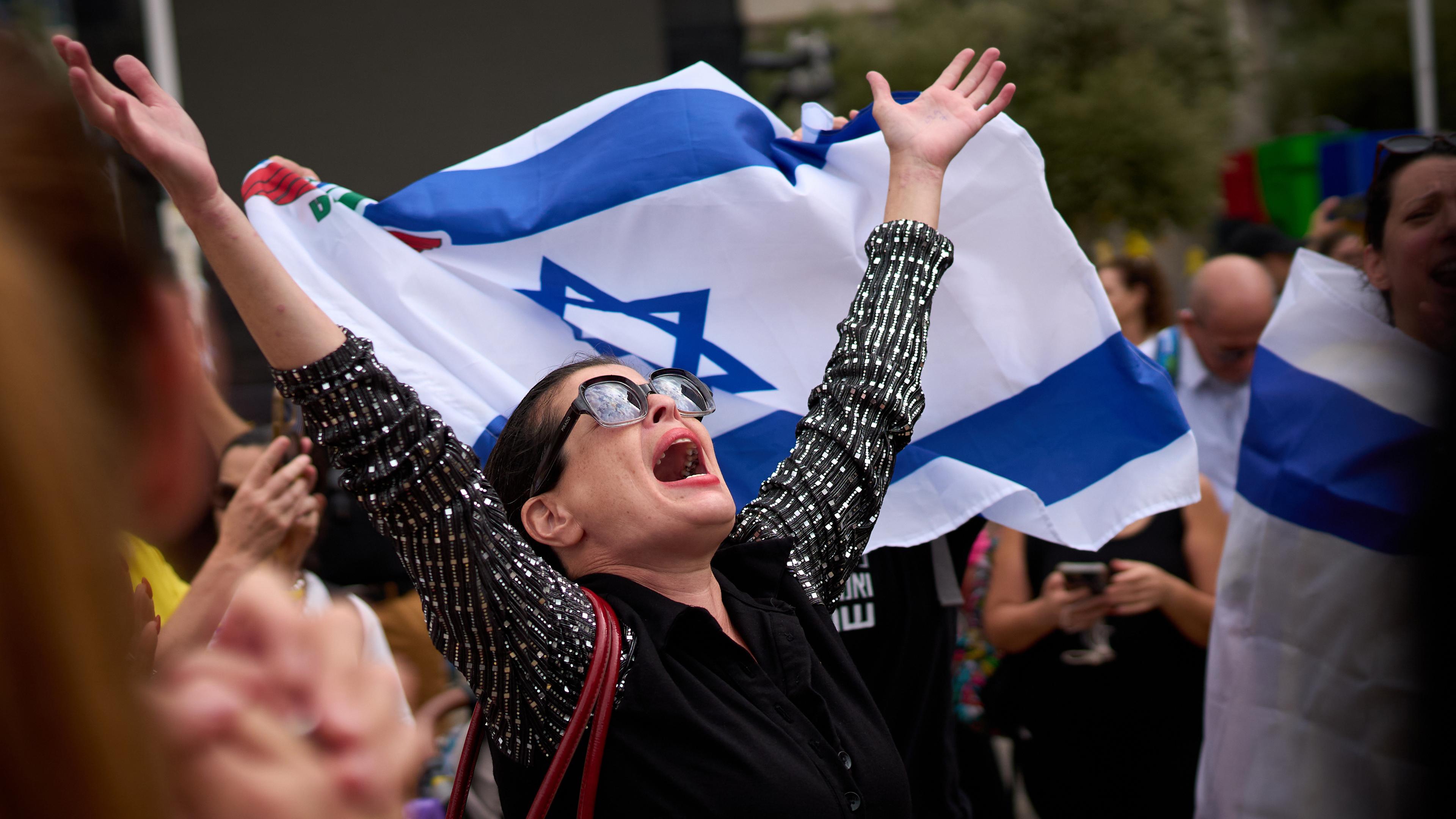 Die Menschen reagieren, während sie feiern, nachdem auf einem als Geiselplatz bekannten Platz in Tel Aviv, Israel, bekannt gegeben wurde, dass Israel und die Hamas der ersten Phase eines Friedensplans zur Einstellung der Kämpfe zugestimmt haben