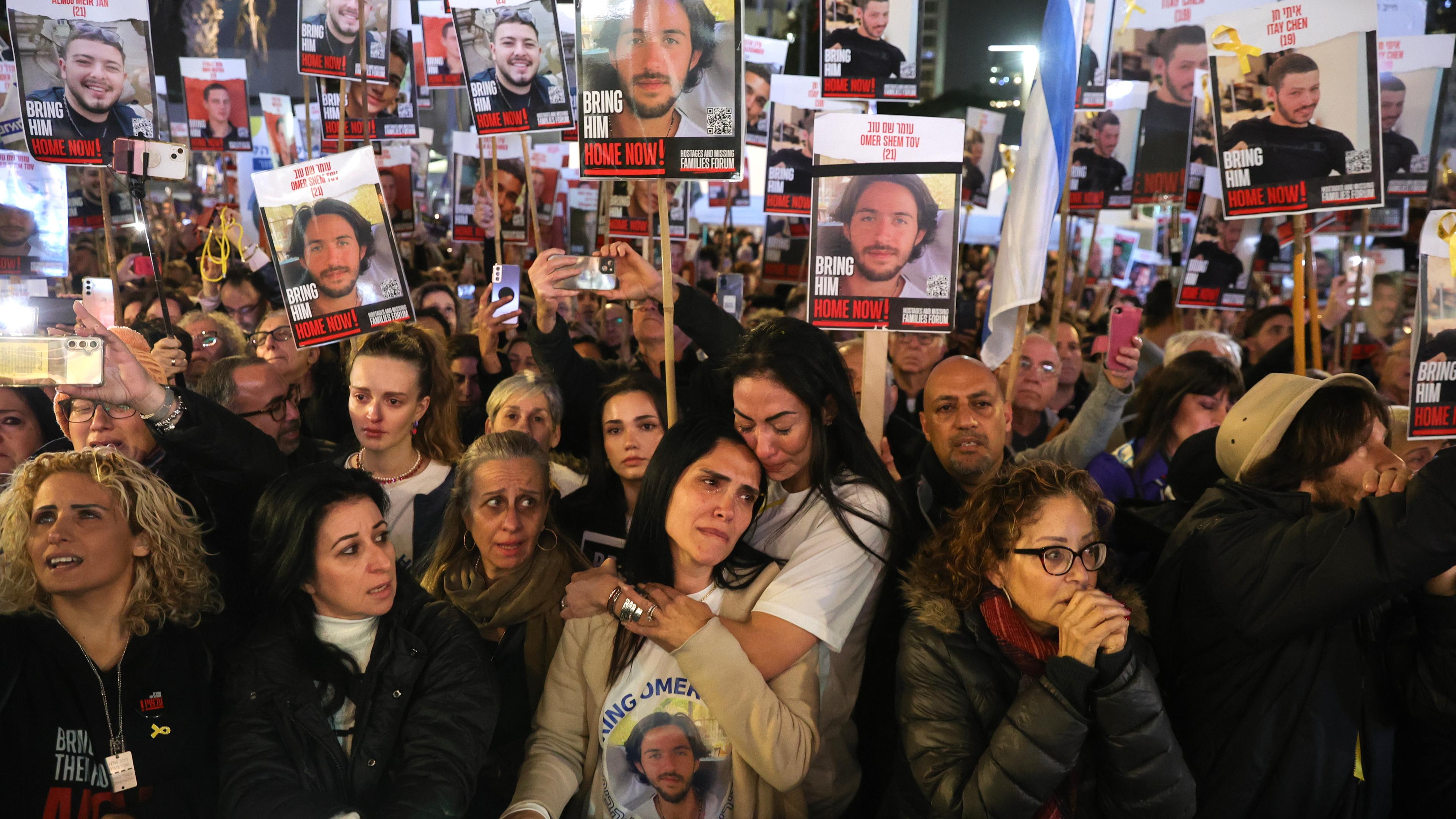 Frauen weinen bei Massenkundgebung in Tel Aviv zur Freilassung der von der Hamas verschleppten Geiseln, 13.01.2024