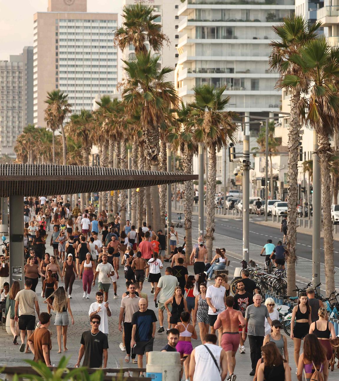 Nach einem Waffenstillstand zwischen Israel und dem Iran spazieren am 24. Juni 2025 Menschen auf der Promenade in Tel Aviv.
