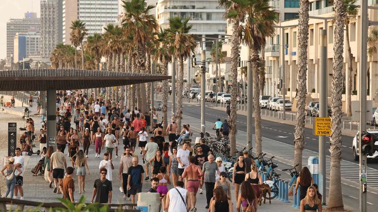 Nach einem Waffenstillstand zwischen Israel und dem Iran spazieren am 24. Juni 2025 Menschen auf der Promenade in Tel Aviv.