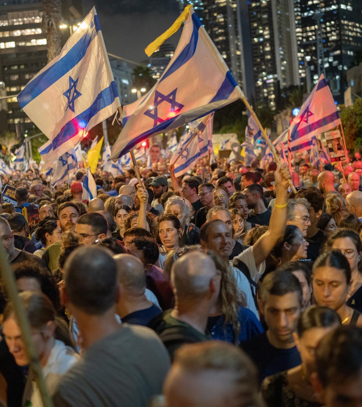 17.08.2025, Israel, Tel Aviv: Israelis nehmen an einer Demonstration teil, bei der die Beendigung des Krieges gegen den Gazastreifen und die Freilassung der Geiseln gefordert wird.