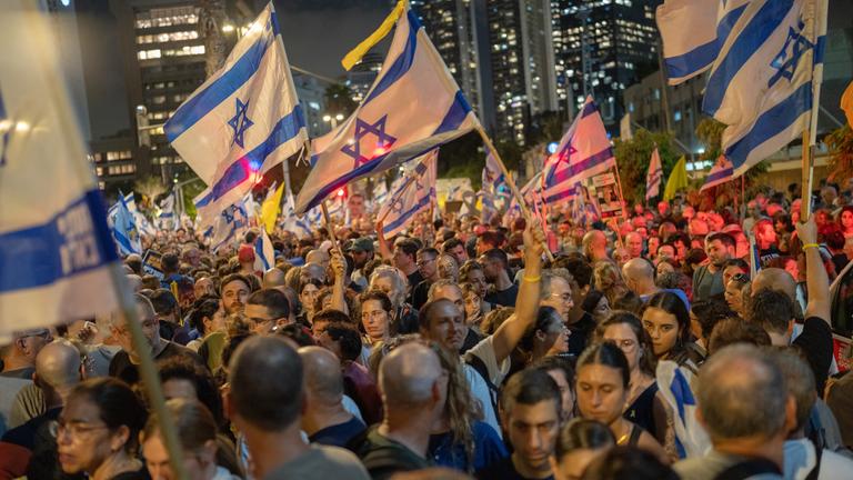 17.08.2025, Israel, Tel Aviv: Israelis nehmen an einer Demonstration teil, bei der die Beendigung des Krieges gegen den Gazastreifen und die Freilassung der Geiseln gefordert wird.