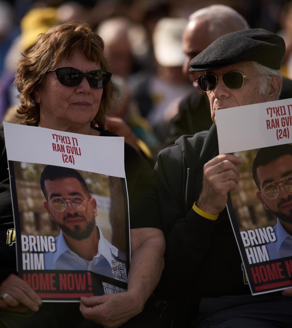 Israel, Tel Aviv: Menschen halte das Foto von Ran Gvili, der letzten Hamas-Geisel. Archivbild