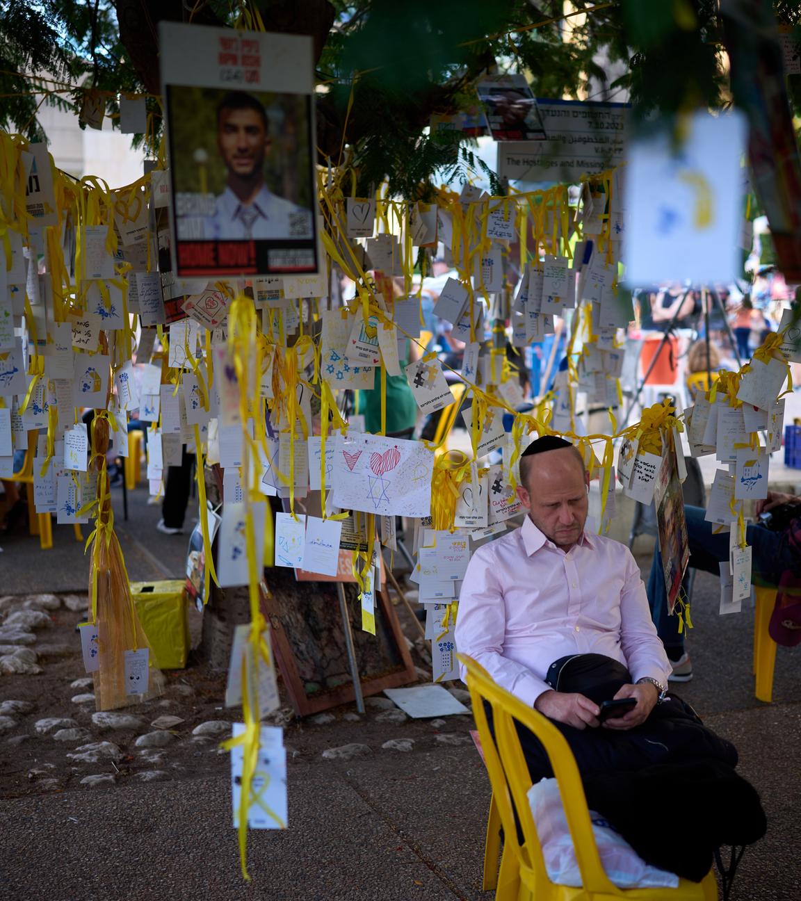 Israel, Tel Aviv: Ein Mann ruht sich auf dem Geiselplatz in Tel Aviv aus.