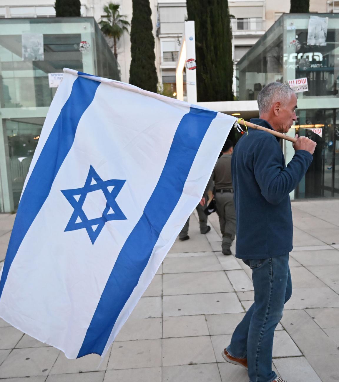 Menschen feiern den israelischen Unabhängigkeitstag.