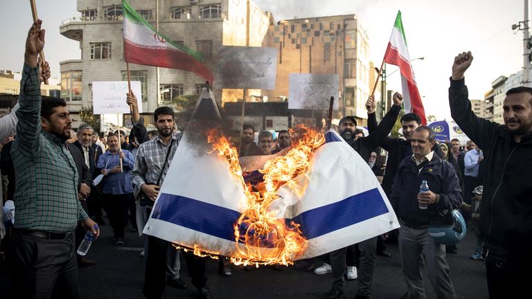 Auf einer Anti-Israel-Demonstration in Teheran verbrennen Demonstranten die israelische