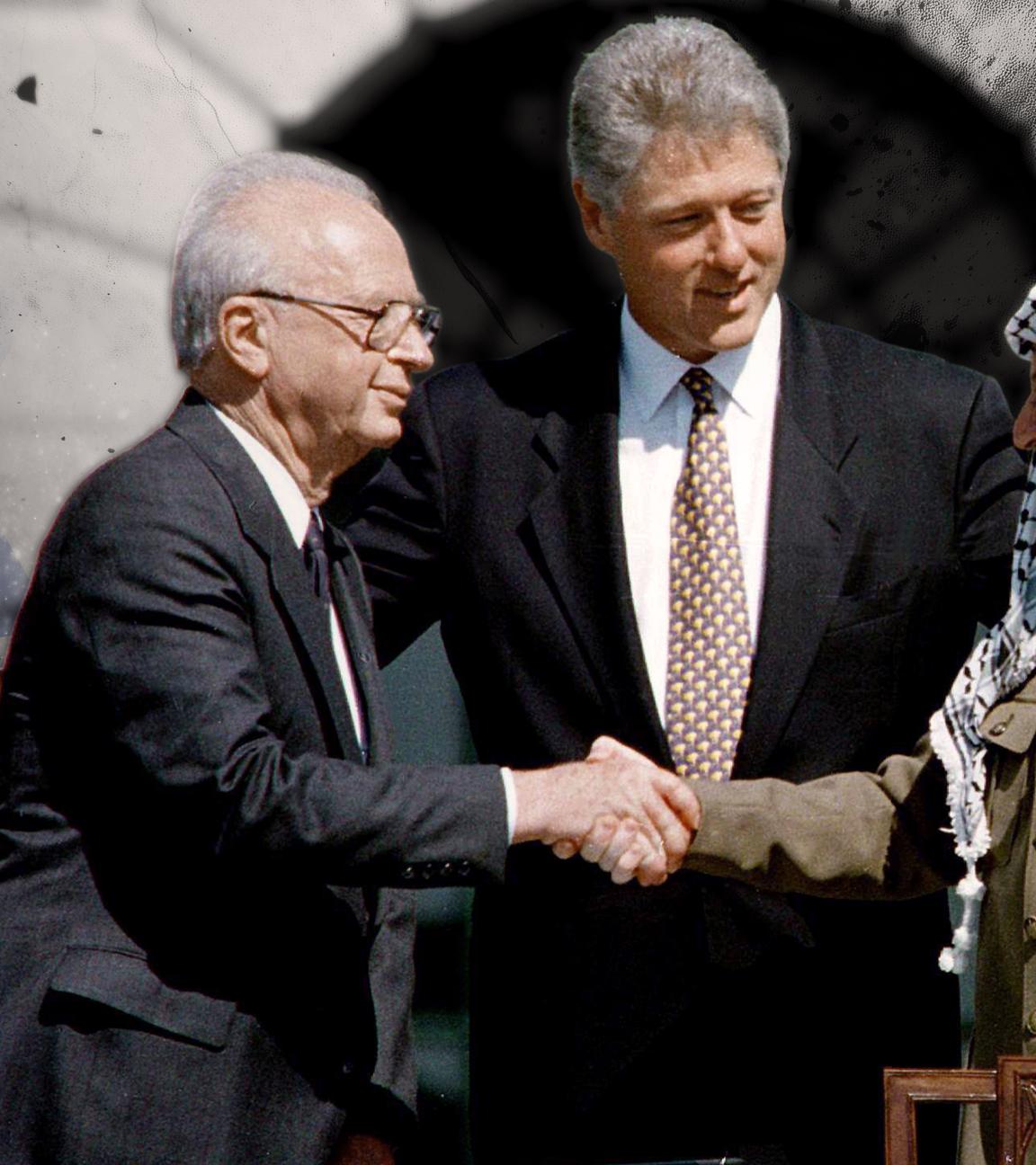 Montage: Foto vom 13. September 1993 anlässlich der Unterzeichnung des Oslo-Abkommens: Yitzhak Rabin und Yasir Arafat reichen sich die Hand während Bill Clinton zwischen ihnen steht. Im Hintergrund sind die Flaggen von Israel und Palästina abgebildet.