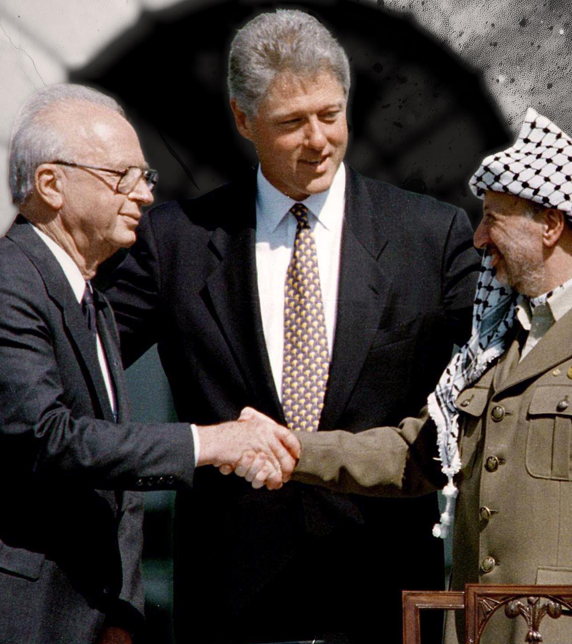Montage: Foto vom 13. September 1993 anlässlich der Unterzeichnung des Oslo-Abkommens: Yitzhak Rabin und Yasir Arafat reichen sich die Hand, während Bill Clinton zwischen ihnen steht. Im Hintergrund sind die Flaggen von Israel und Palästina abgebildet.