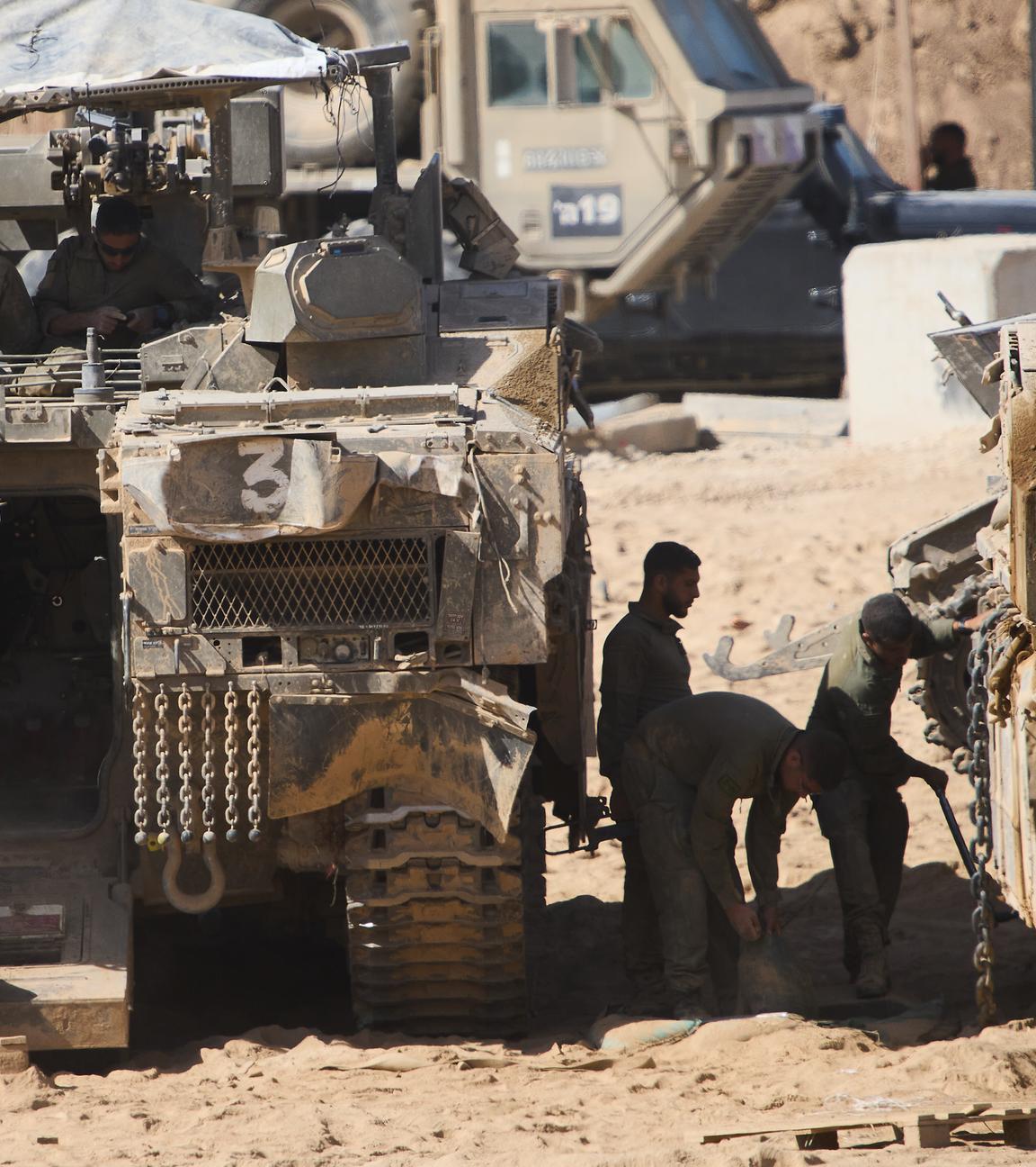 Israelische Soldaten arbeiten an ihrem Panzer