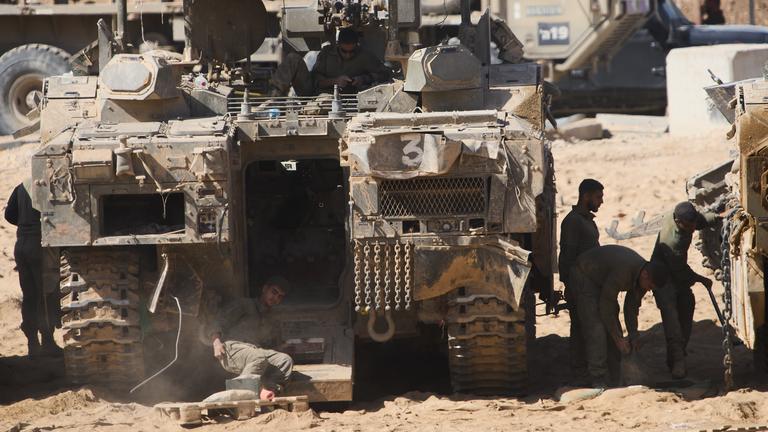 Israelische Soldaten arbeiten an ihrem Panzer