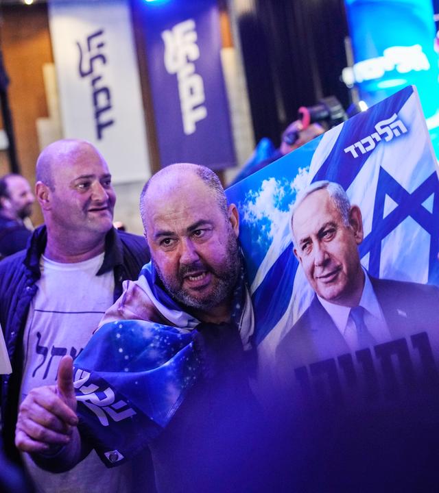 Anhänger des israelischen Ministerpräsidenten Netanjahu reagieren auf die Veröffentlichung der ersten Ergebnisse der Wählerbefragungen zur israelischen Parlamentswahl