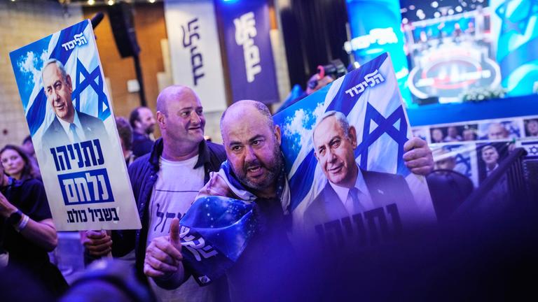 Anhänger des israelischen Ministerpräsidenten Netanjahu reagieren auf die Veröffentlichung der ersten Ergebnisse der Wählerbefragungen zur israelischen Parlamentswahl