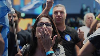 Was sagen die Wählerbefragungen nach der israelischen Parlamentswahl? Eine Frau hält sich den Mund mit ihrer Hand zu, während sie auf die Veröffentlichung der ersten Ergebnisse wartet.