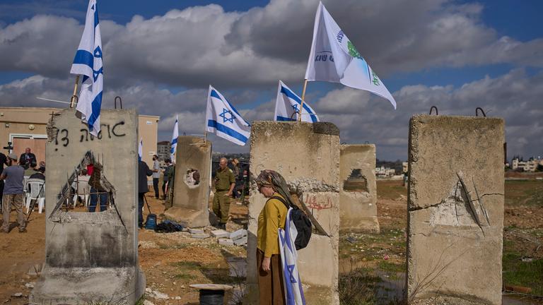 Palästinensische Gebiete, Yatziv: Siedler nehmen an einer Einweihungszeremonie für eine neu legalisierte jüdische Siedlung, Yatziv, angrenzend an die palästinensische Stadt Bayt Sahur im Westjordanland teil.