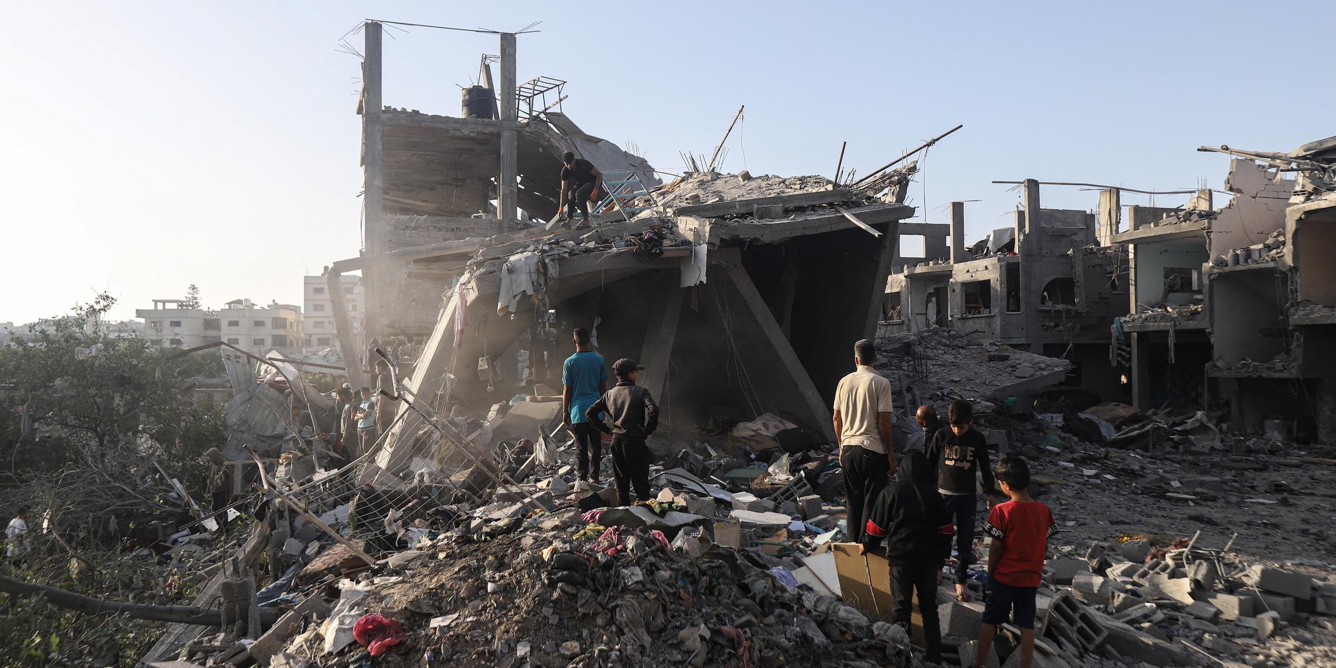 Nach dem israelischen Angriff auf die Region Jibalia im Gazastreifen führen Palästinenser eine Such- und Rettungsaktion durch.
