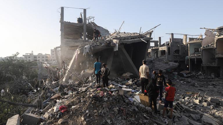 Nach dem israelischen Angriff auf die Region Jibalia im Gazastreifen führen Palästinenser eine Such- und Rettungsaktion durch.