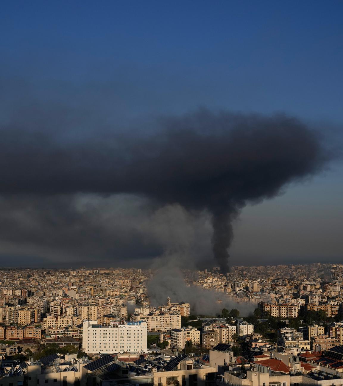 Über den Dächern von Beirut steigt Rauch auf von Bombenangriffen