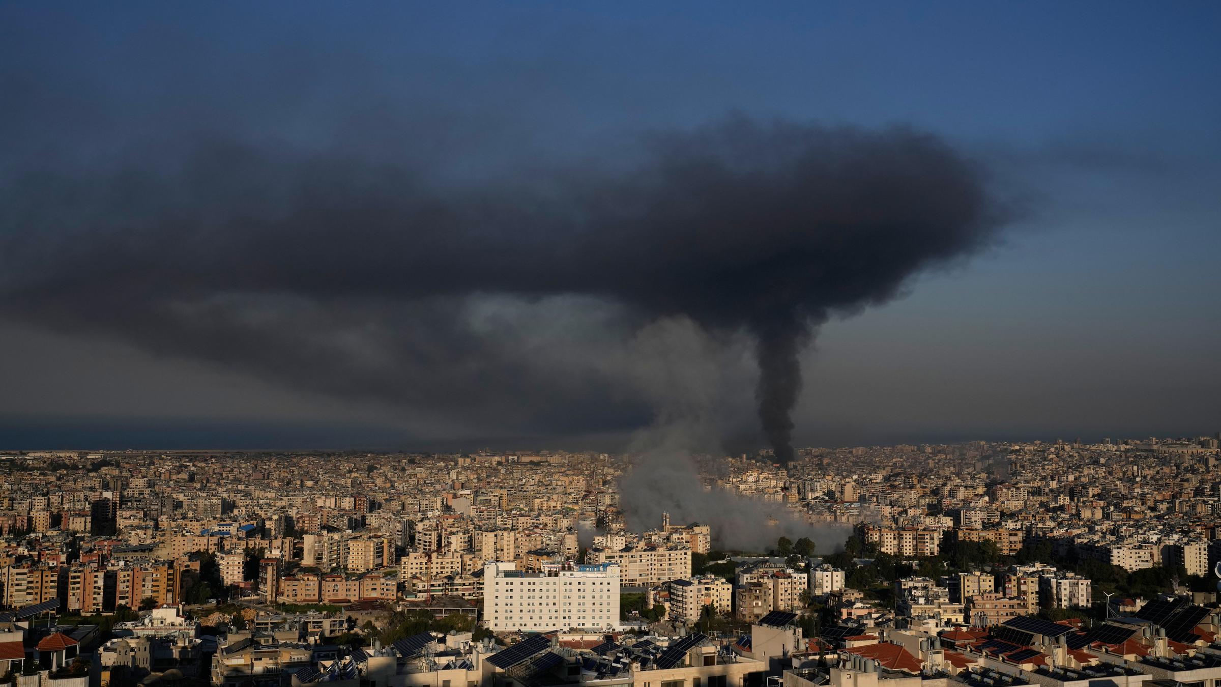 Über den Dächern von Beirut steigt Rauch auf von Bombenangriffen