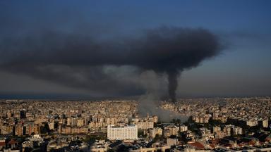 Über den Dächern von Beirut steigt Rauch auf von Bombenangriffen