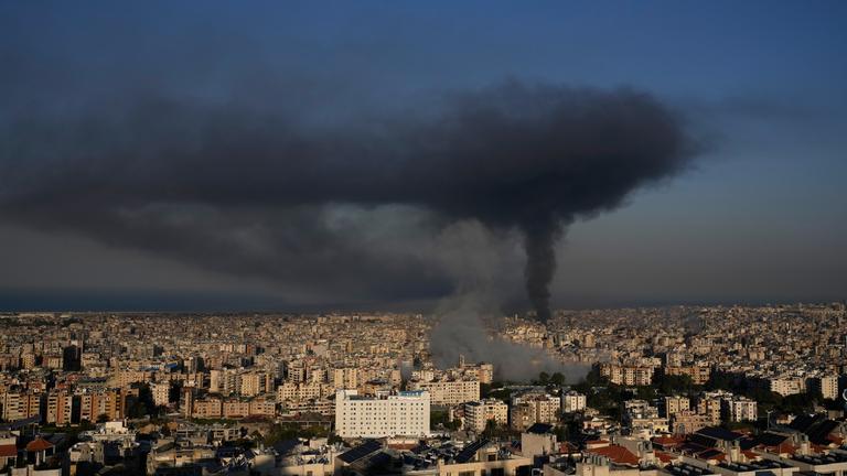 Über den Dächern von Beirut steigt Rauch auf von Bombenangriffen