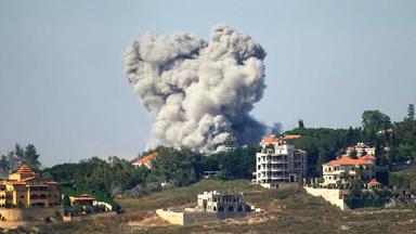 Nach israelischen Angriffen steigt am 20. Juni 2026 Rauch über der südlibanesischen Stadt Nabatieh auf.