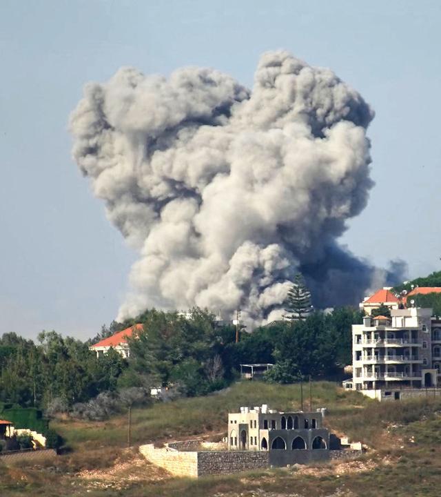 Nach israelischen Angriffen steigt am 20. Juni 2026 Rauch über der südlibanesischen Stadt Nabatieh auf.