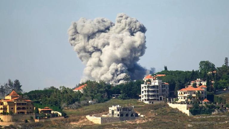Nach israelischen Angriffen steigt am 20. Juni 2026 Rauch über der südlibanesischen Stadt Nabatieh auf.