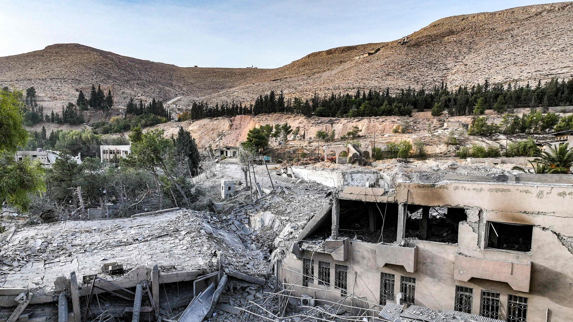 Diese Luftaufnahme zeigt die Folgen eines nächtlichen Angriffs auf das wissenschaftliche Forschungszentrum Barzeh des syrischen Verteidigungsministeriums im Norden von Damaskus