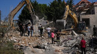 Libanon: Nach Luftangriffen Isreals suchen Helfer in Trümmern nach Überlebenden. 