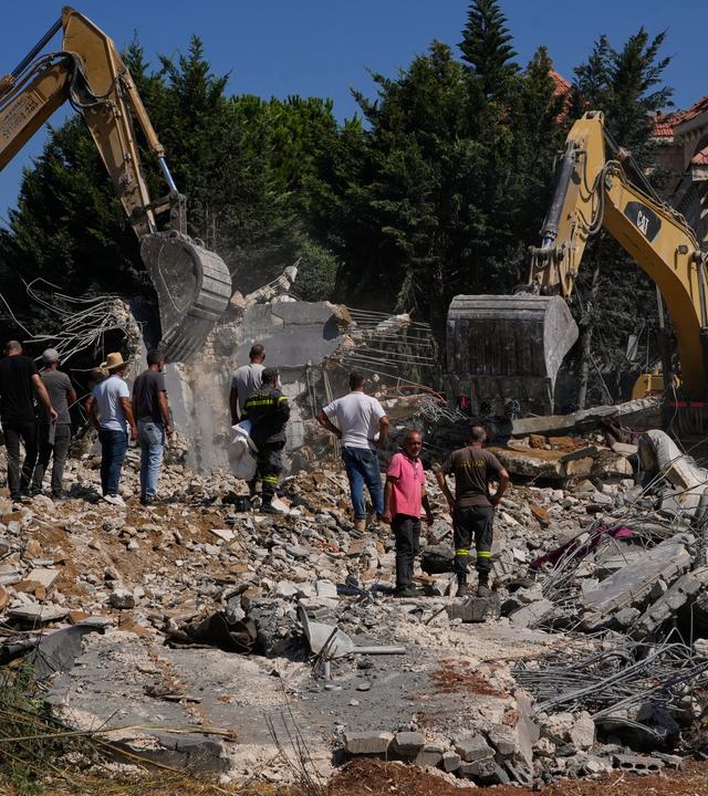 Libanon: Nach Luftangriffen Isreals suchen Helfer in Trümmern nach Überlebenden. 