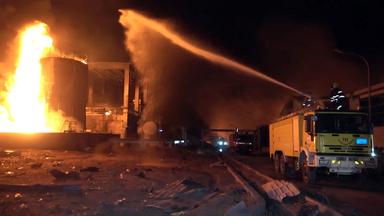 Feuerwehrleute, die nach israelischen Luftangriffen in der jemenitischen Hafenprovinz Hodeidah einen Brand in einer Zementfabrik löschen, aufgenommen am 06.05.2025