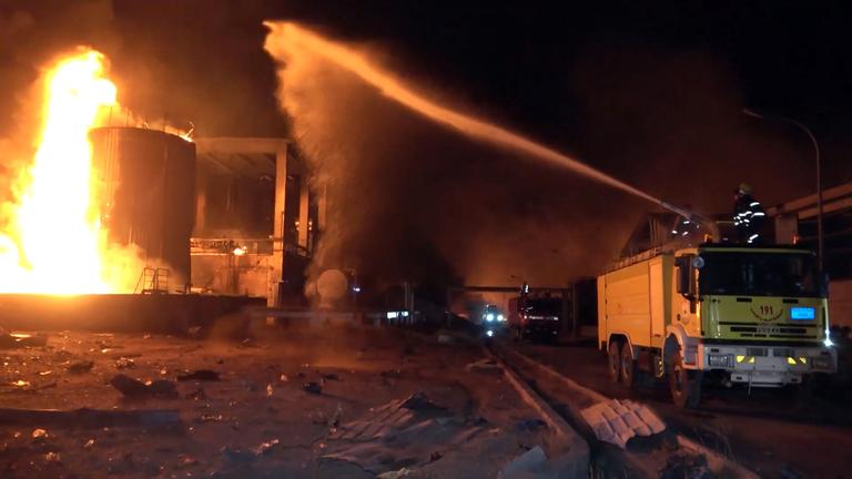 Feuerwehrleute, die nach israelischen Luftangriffen in der jemenitischen Hafenprovinz Hodeidah einen Brand in einer Zementfabrik löschen, aufgenommen am 06.05.2025