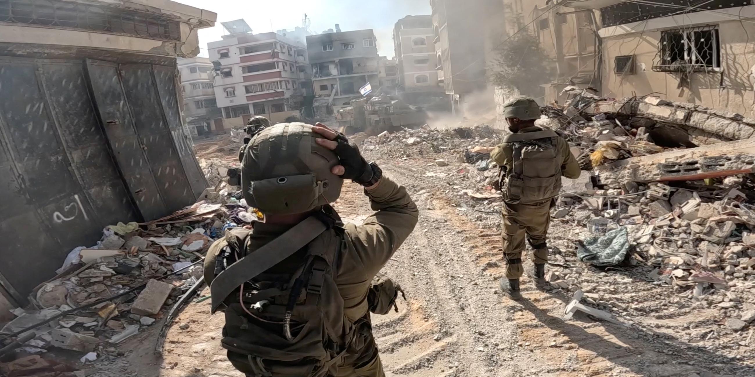 Israelische Soldaten operieren im Gazastreifen inmitten des andauernden Konflikts zwischen Israel und der palästinensischen islamistischen Gruppe Hamas am 04.12.2023.