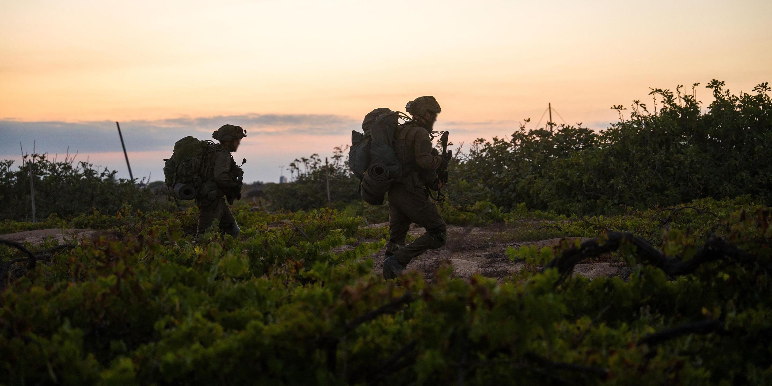 Israelische Soldaten, die inmitten des anhaltenden Konflikts zwischen Israel und der Hamas im Gazastreifen vor Ort operieren am 15.08.2024.