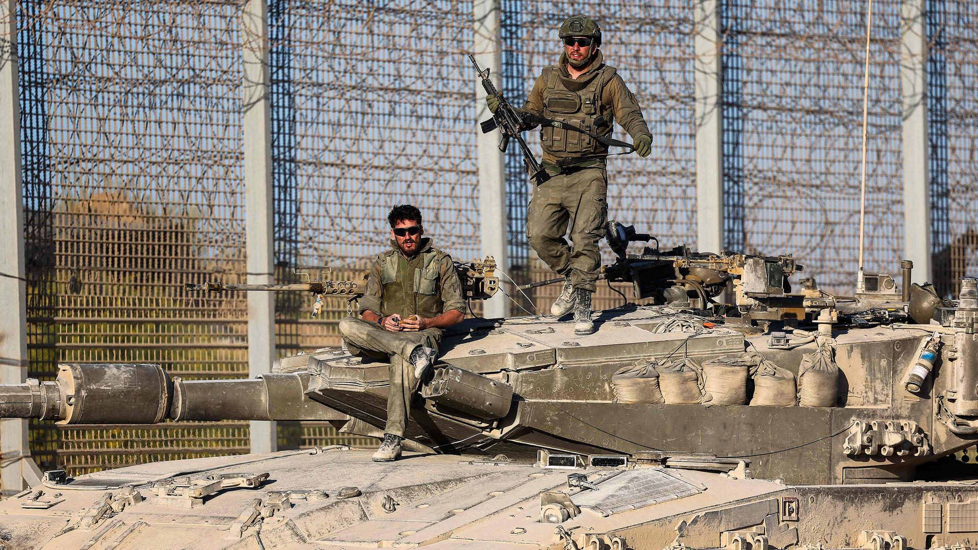 Israelische Soldaten auf einem Panzer