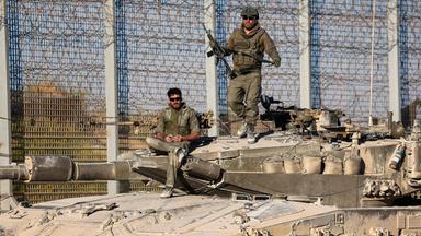 Israelische Soldaten auf einem Panzer