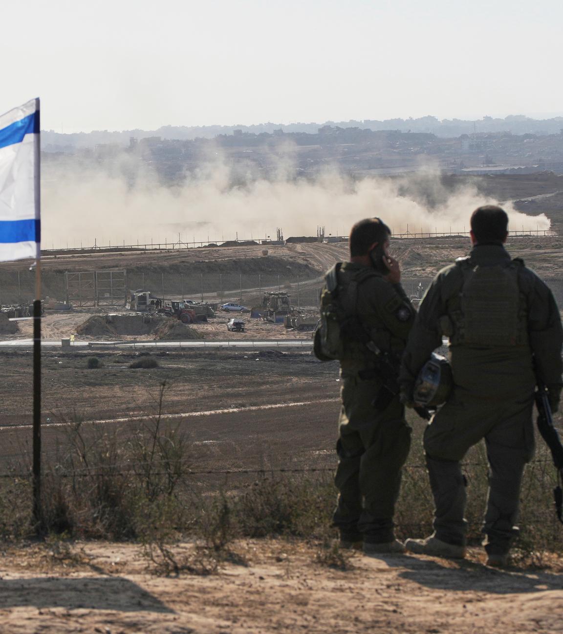 Israelische Soldaten beobachten den nördlichen Gazastreifen vom Süden Israels aus.