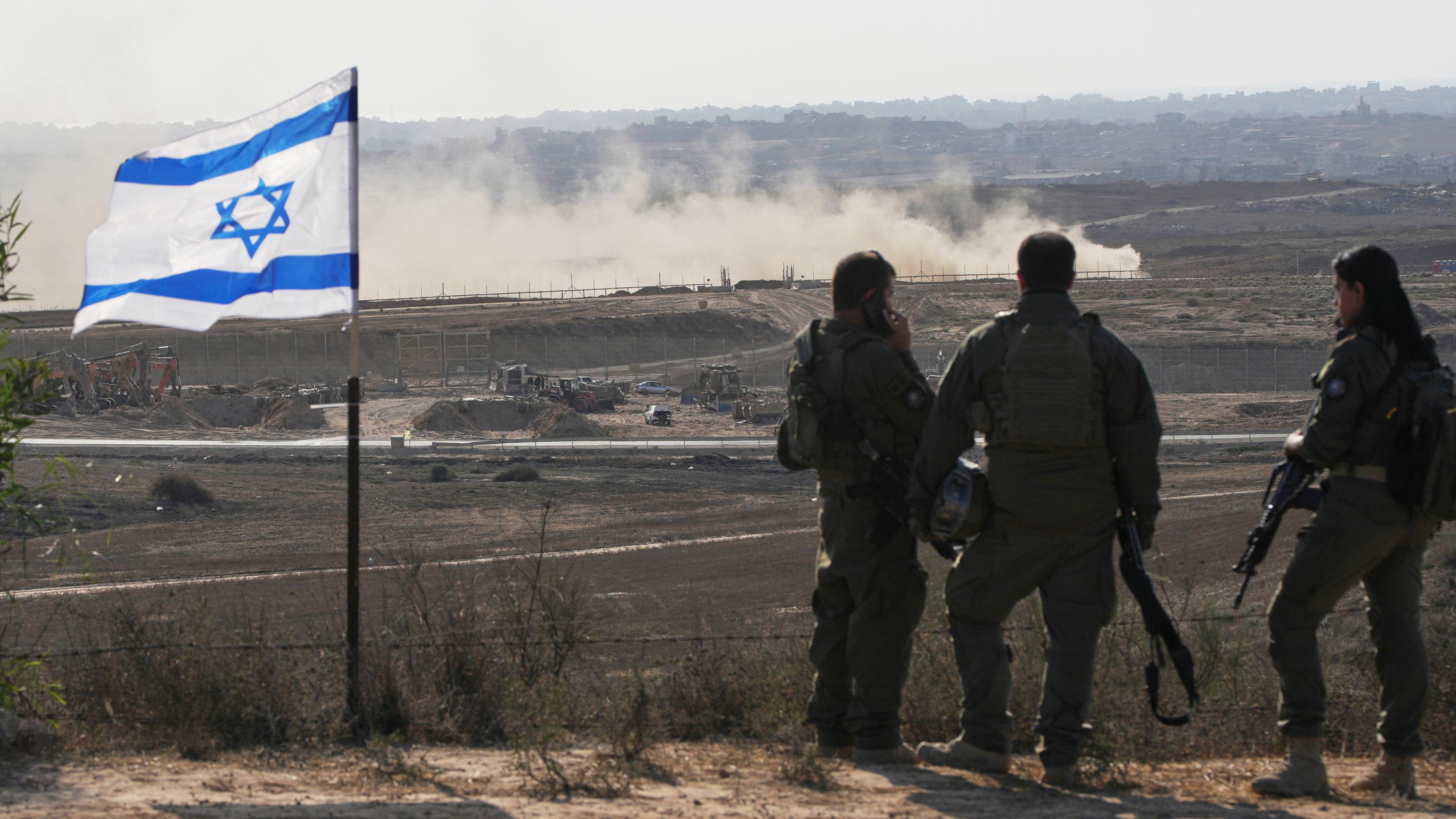 Israelische Soldaten beobachten den nördlichen Gazastreifen vom Süden Israels aus.