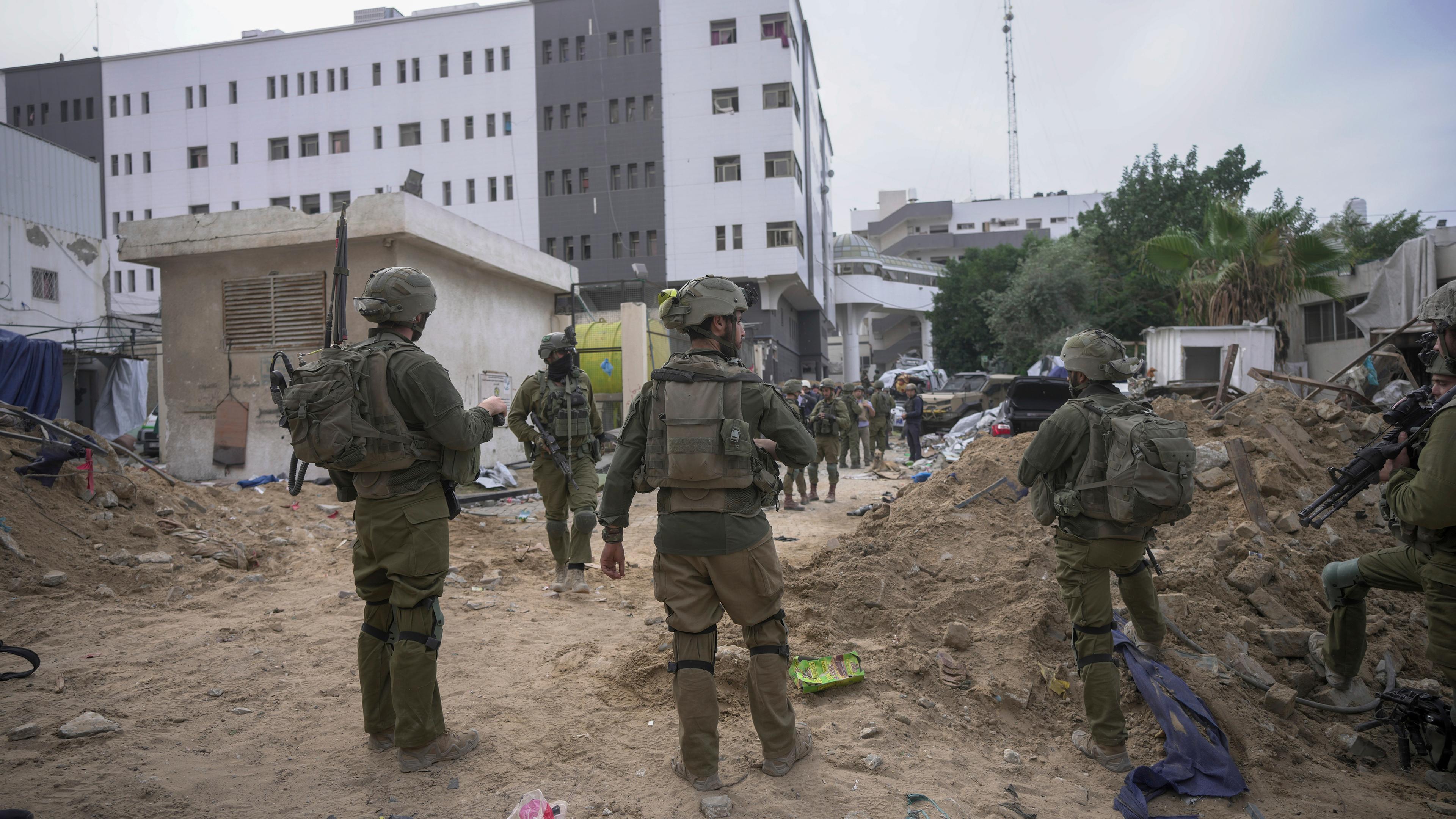 Archiv: Israelische Soldaten stehen vor dem Schifa-Krankenhaus. Am 22.11.2023