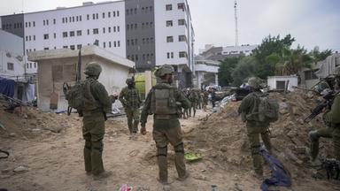 Archiv: Israelische Soldaten stehen vor dem Schifa-Krankenhaus. Am 22.11.2023